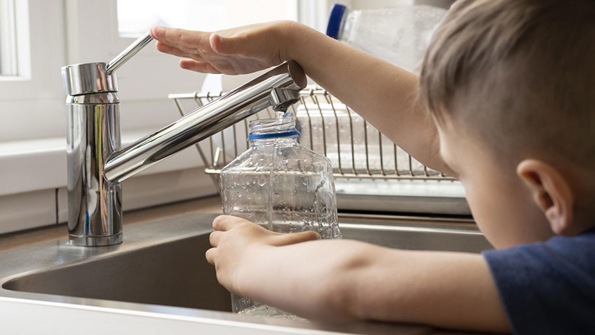 cerrar-botella-llenado-nino-agua